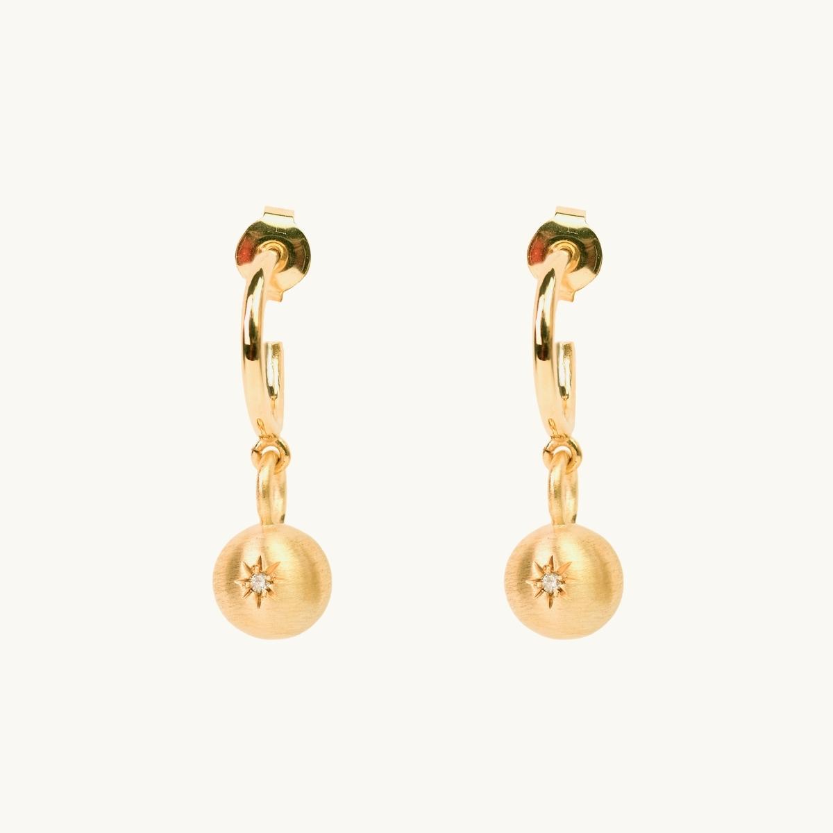 SPARKLING GLOBE EARRINGS GOLD in the group SALE at EMMA ISRAELSSON (ear119)