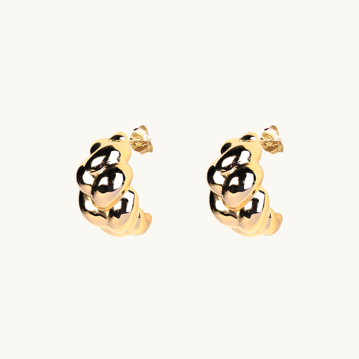 Braided earrings in gold.