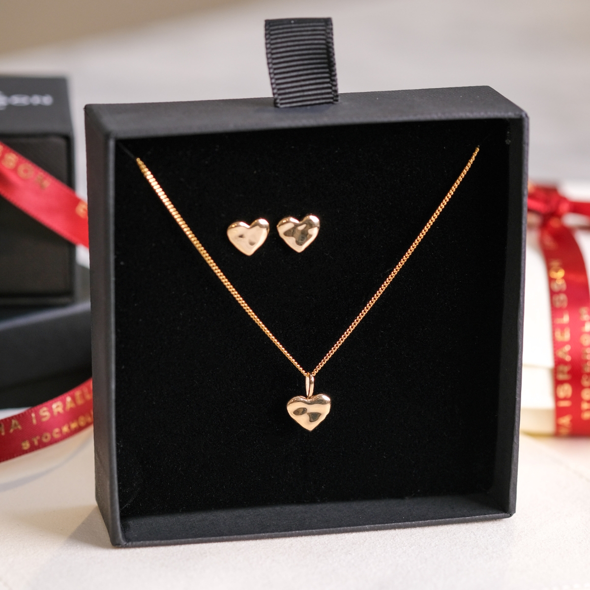 Ett gift set with a necklace and earrings in 18K gold plated brass.