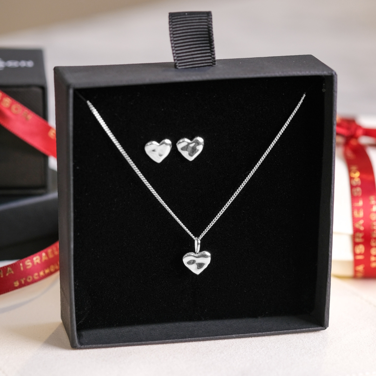 Ett gift set with a necklace and earrings in sterling silver.