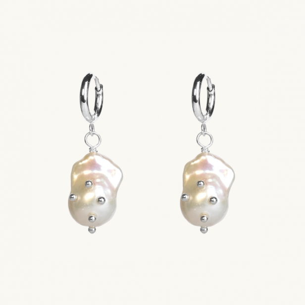 Silver earrings with freshwater pearl