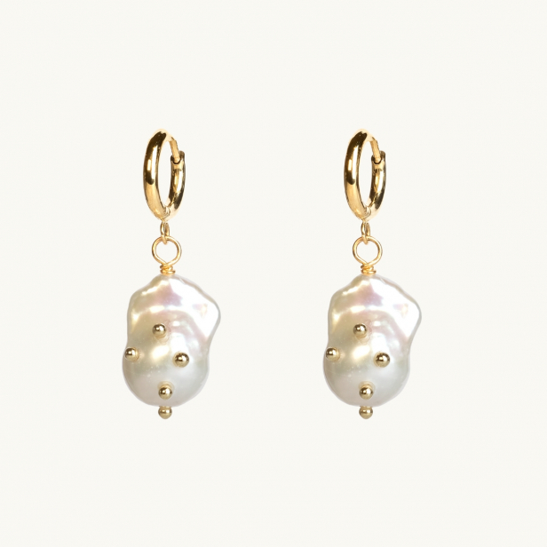 Gold earrings with freshwater pearl