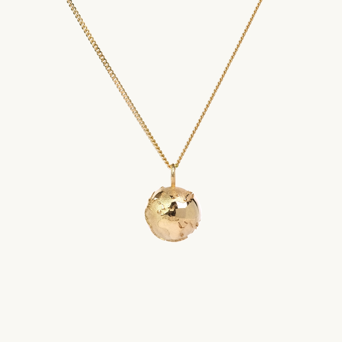Ett halsband med en berlock i form av en jordglob i guld 
