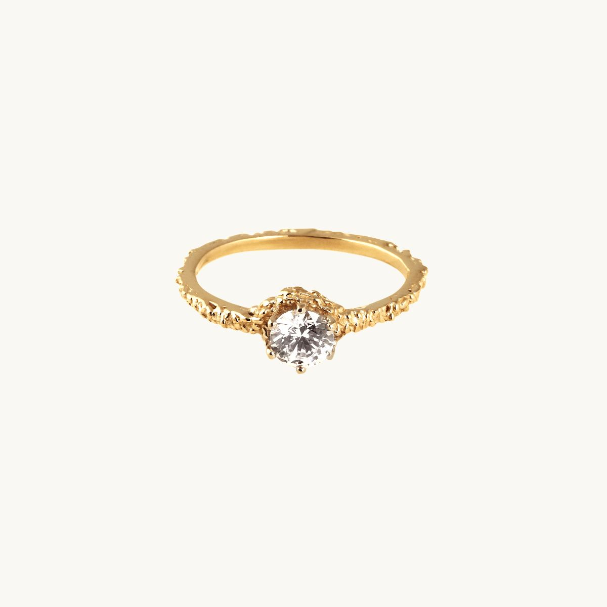 Patterned ring in gold plated brass with white stone 