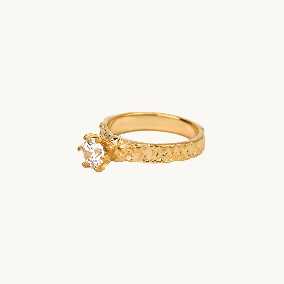 18K gold princess ring with white stone