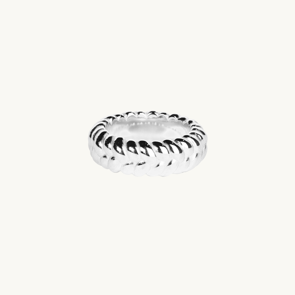 A ring in sterling silver with a braided pattern