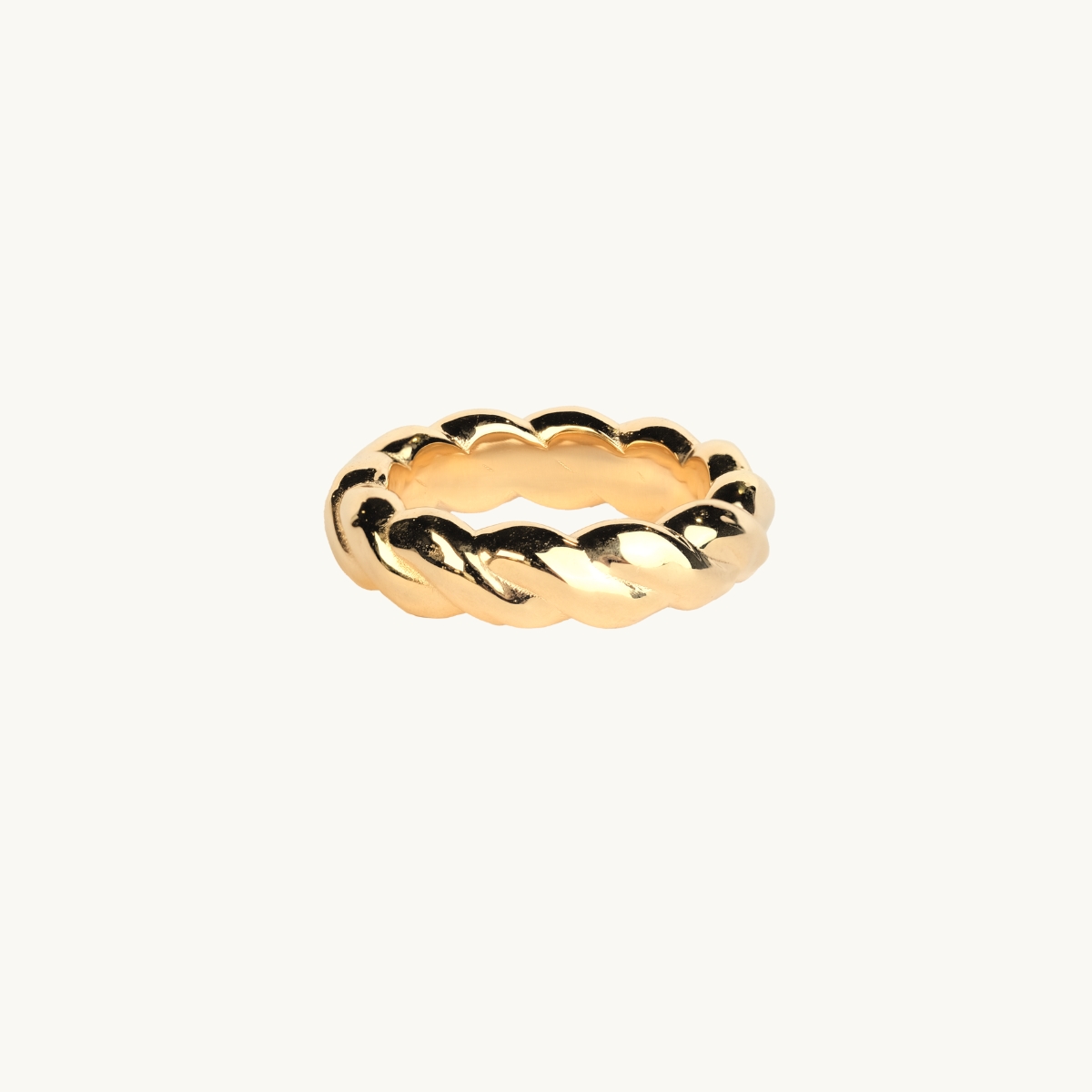 a band ring in a twisted pattern in 18k gold plated brass