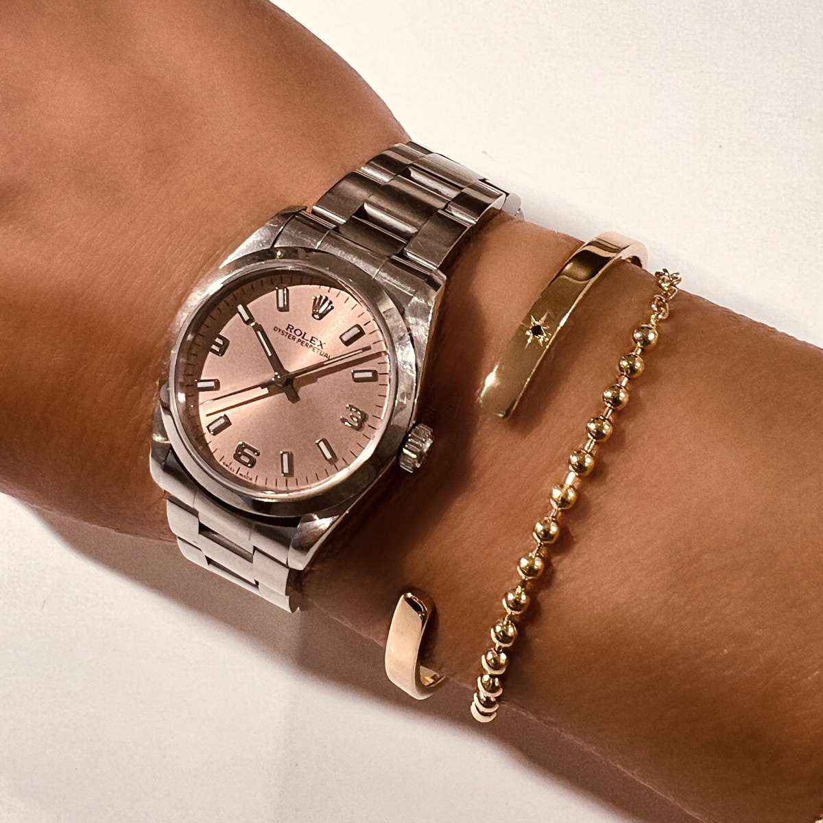 A bangle in 18K gold with a black diamond with a star frame