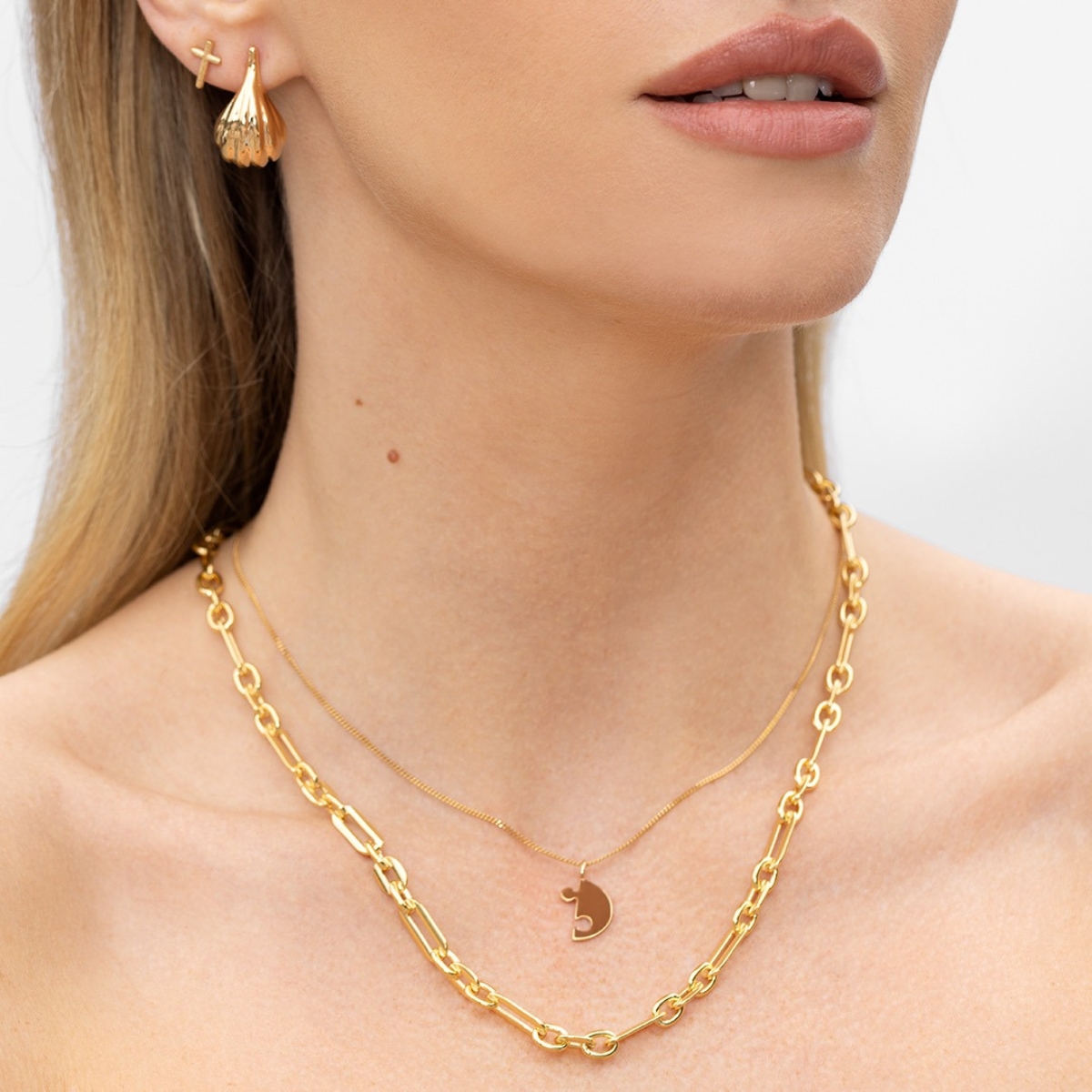 A puzzle necklace in gold