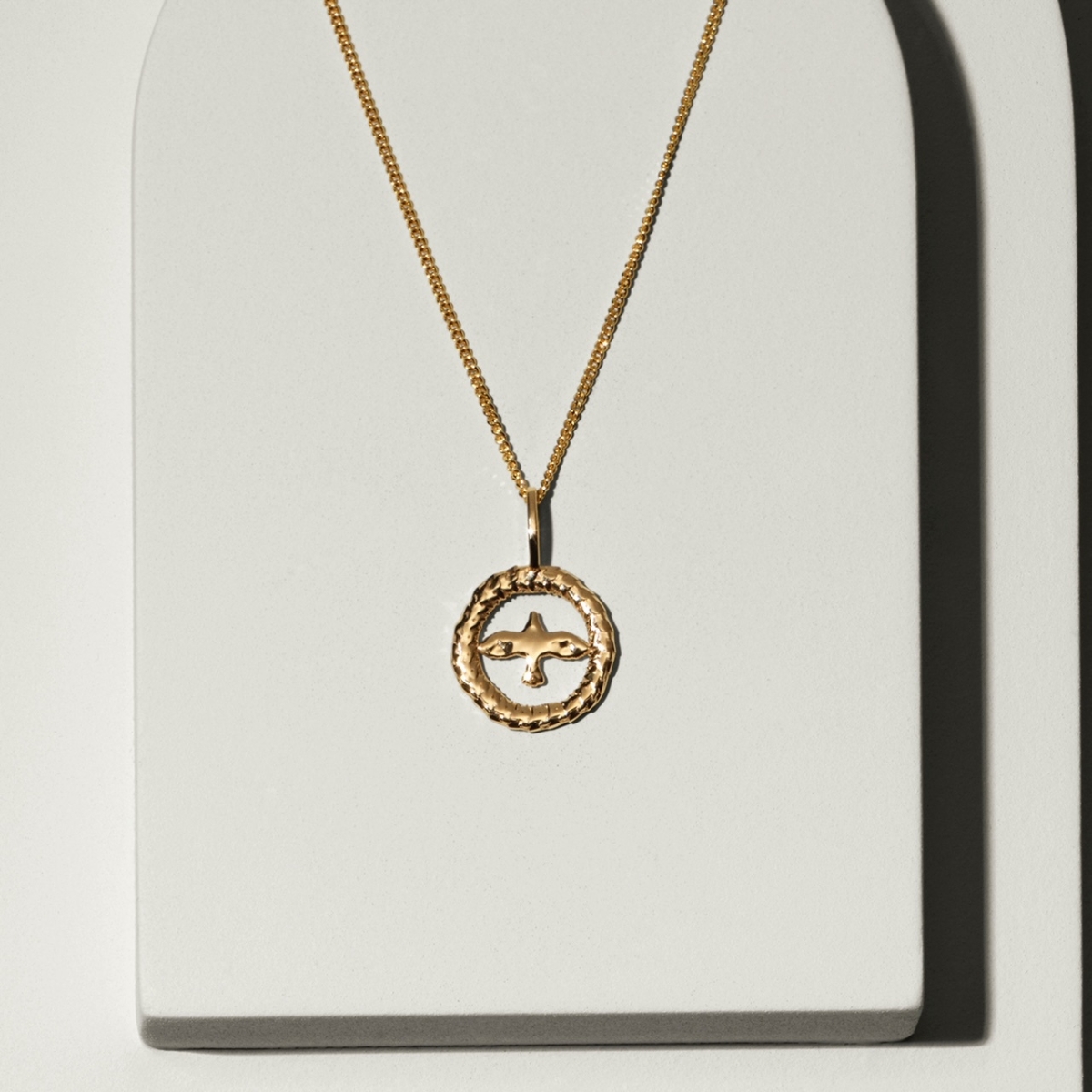 WREATH DOVE NECKLACE GOLD
