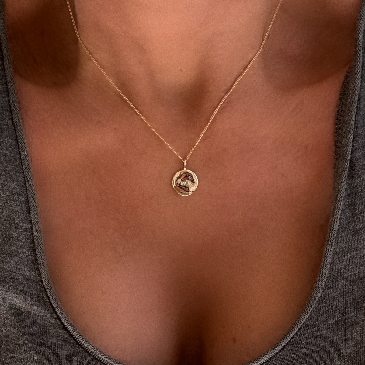 Organic coin in gold with the engraving MOR