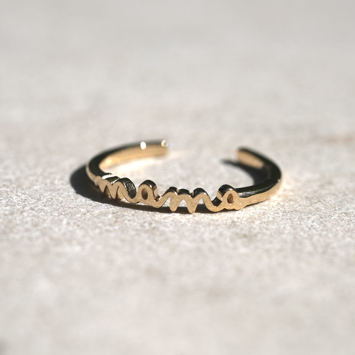 Ring in gold with the word mama