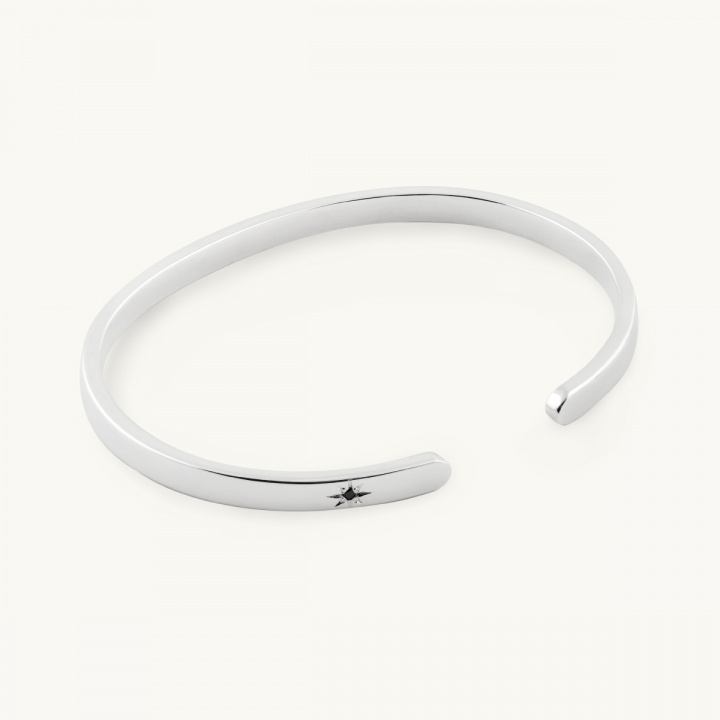 A bangle in sterling silver with a black diamond with a star frame