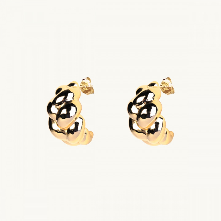 Braided earrings in gold.