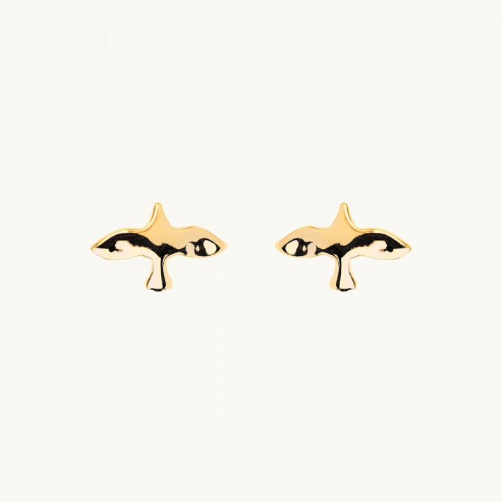 Earrings in goldplated brass with a uneven surface in a shape of a dove