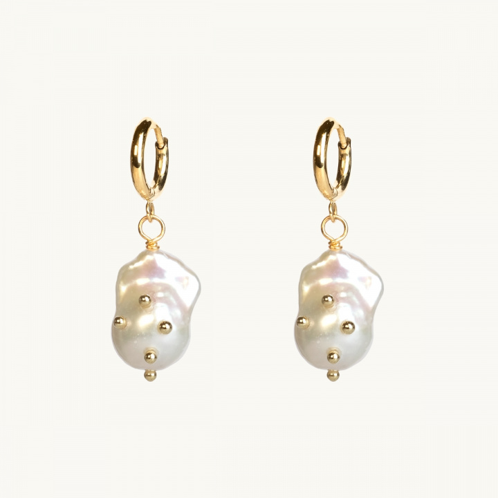 Gold earrings with freshwater pearl
