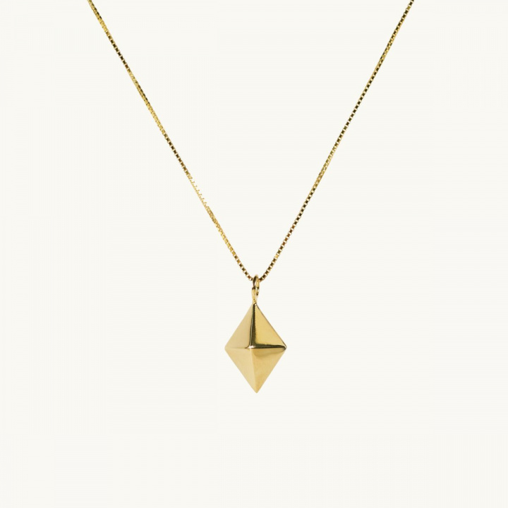 Pendant in shape of a diamond