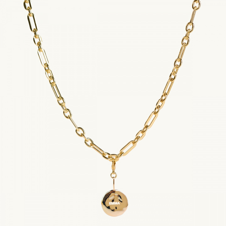 chunky chain with a organic engraved coin in golplated brass
