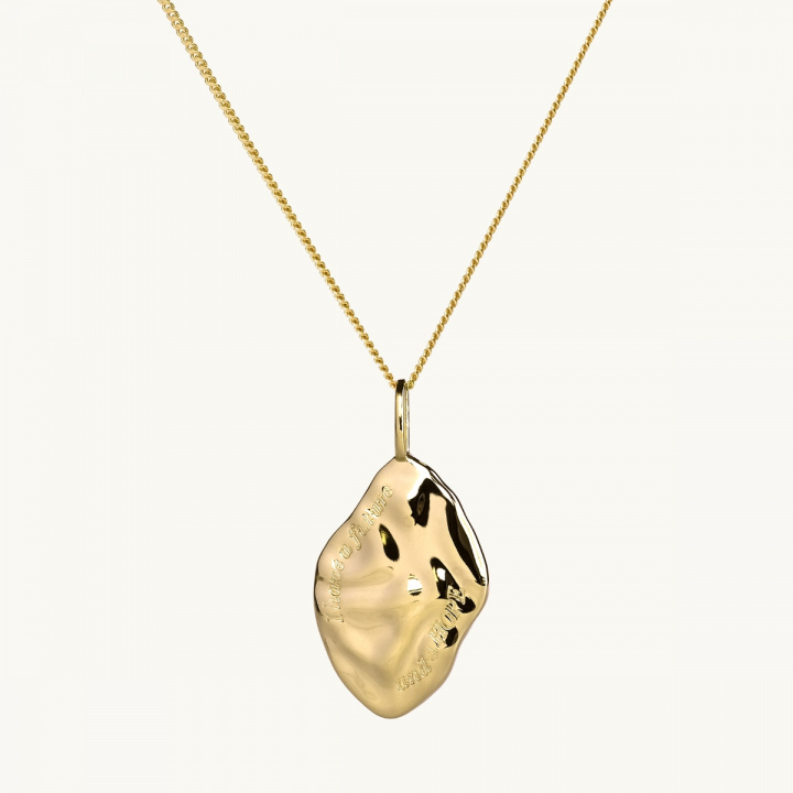 irregular shape on a pendant in gold