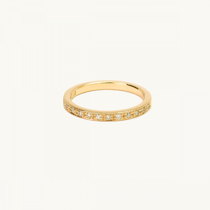 Ring in 18K gold with twelve diamonds