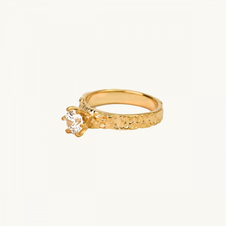 18K gold princess ring with white stone
