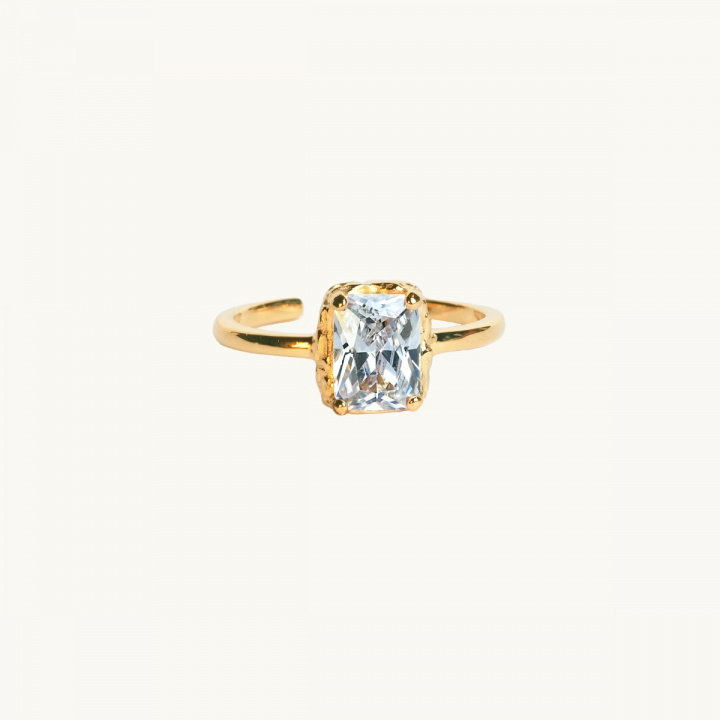 A ring in gold with a white cz stone