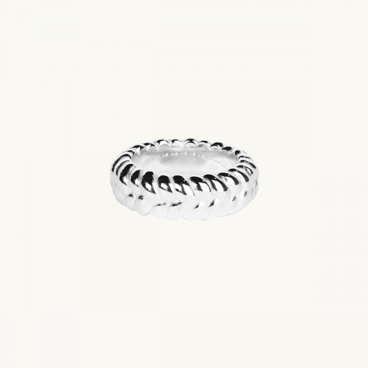A ring in sterling silver with a braided pattern